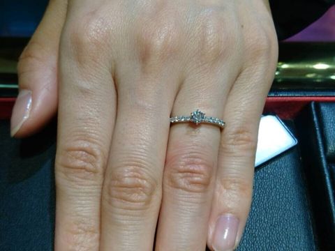 【ラザール ダイヤモンド(LAZARE DIAMOND)の口コミ】 真ん中のメインのダイヤモンドの周りに、リングに沿って小さなダイヤモン…