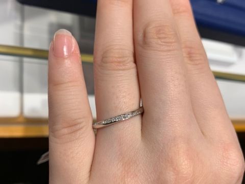 【銀座ダイヤモンドシライシの口コミ】 水かきが深い手の骨格に合わせて、小指上がりにメレダイヤが入っているス…