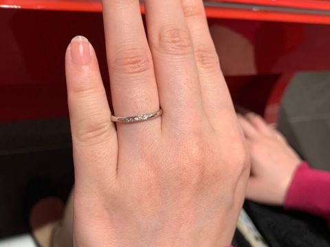 【AFFLUX(アフラックス)の口コミ】 基本となるデザインを選んだ後、リングの幅やダイヤの個数など、自分の好…