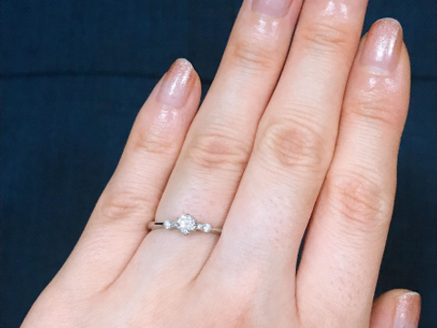 【ROYAL ASSCHER(ロイヤル・アッシャー)の口コミ】 シンプルで王道なデザインをずっと探していて、ブランドのストーリーから…