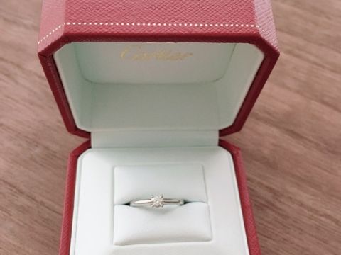【カルティエ(Cartier)の口コミ】 婚約指輪は自分でえらびたいという思いがあり、彼の意見も取り入れて、憧…