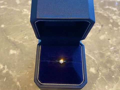 【銀座ダイヤモンドシライシの口コミ】 妻が華奢な指で細く小さな手だった為、細く見えるようなリングを求めてま…