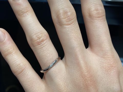 【アイプリモ(I-PRIMO)の口コミ】 指にそって左下がりになっており指が細く見えるデザインです。ダイヤも中…