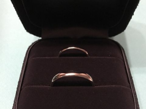 【ティファニー(Tiffany & Co.)の口コミ】 ずっとつけるものなので、シンプルなデザインで探しました。ミルグレイン…