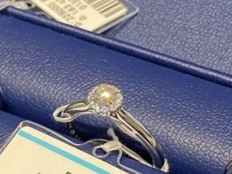 【銀座ダイヤモンドシライシの口コミ】 ソリティアタイプが好みの方にオススメの形です。
一石のダイヤモンドを取…