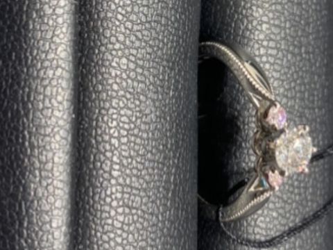 【エクセルコダイヤモンド(EXELCO DIAMOND)の口コミ】 真ん中の王冠がポイント！大きさも十分で存在感があります、。また、それ…