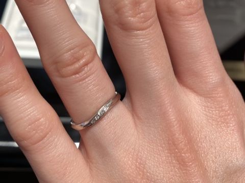 【銀座ダイヤモンドシライシの口コミ】 中央にダイヤが入っており指にそったウェーブ型の指輪です。華やかで素敵…