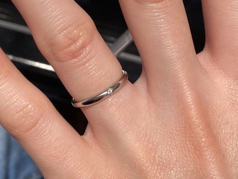 【銀座ダイヤモンドシライシの口コミ】 一粒ダイヤの入ったストレートのシンプルな指輪です。歳を重ねた時にシン…