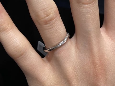 【アイプリモ(I-PRIMO)の口コミ】 指輪にそってダイヤがライン状に入っていてとても素敵な指輪です。たくさ…