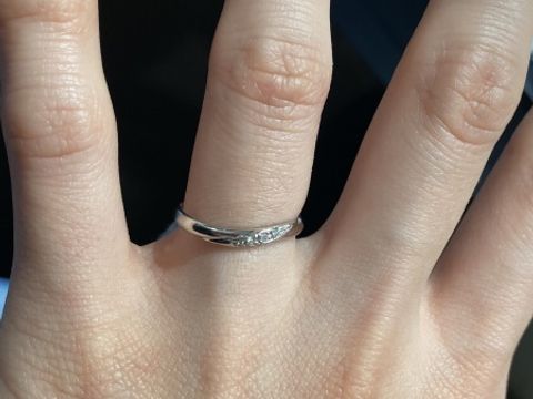【アイプリモ(I-PRIMO)の口コミ】 手がとても美しく見えるようにカーブしたシンプルな指輪です。大きな３粒…