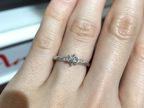 【アンジェリックフォセッテ(Angelique Fossette)の口コミ】 手が美しく見えるようにカーブされたデザインの指輪です。ダイヤがライン…