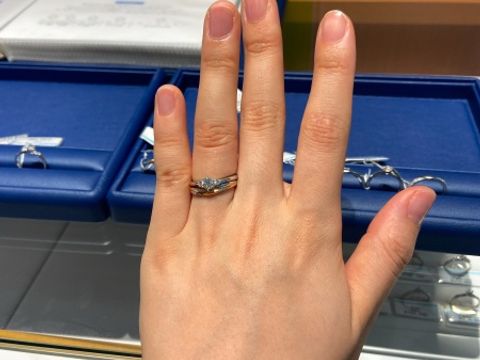 【銀座ダイヤモンドシライシの口コミ】 V字ラインでプラチナとゴールドのコンビの結婚指輪を探しており、このAigl…