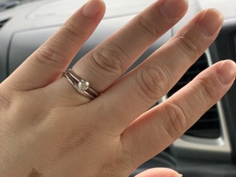 【ラザール ダイヤモンド(LAZARE DIAMOND)の口コミ】 値段、デザインが自分の中で決め手になりました。婚約指輪と重ねてつける…