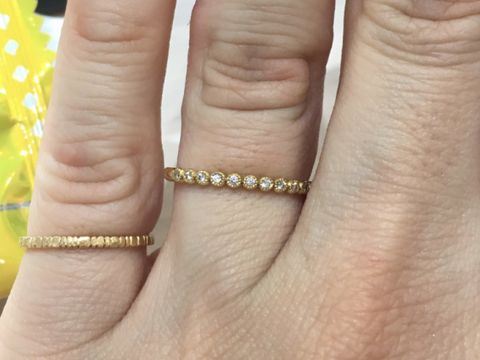 【FRAU KOBE JAPAN(フラウ コウベ ジャパン)の口コミ】 細身のエタニティリングです。
ダイヤを取り囲むようにミル打ち加工が施さ…