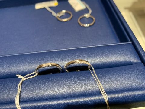 【銀座ダイヤモンドシライシの口コミ】 指輪のデザインは豊富で300種類程度あるとききました。他のお店ですとフル…