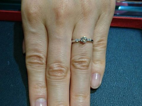 【ラザール ダイヤモンド(LAZARE DIAMOND)の口コミ】 真ん中のメインのダイヤモンドの両サイドにメレダイヤが二つぶずつセット…