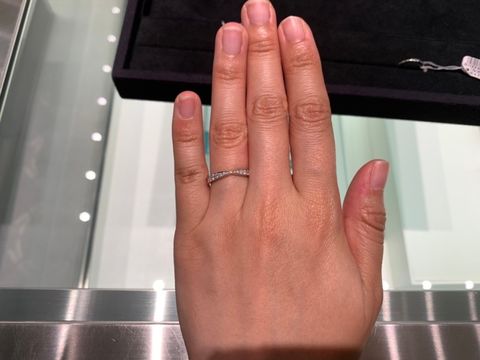 【ティファニー(Tiffany & Co.)の口コミ】 ティファニークラシックのバンドリングを試着しました。ダイヤモンドが3個…