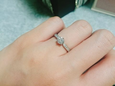 【BIJOUPIKO(ビジュピコ)の口コミ】 一目惚れして購入。婚約指輪はキラキラしている物が良くて、ミルウチと、…