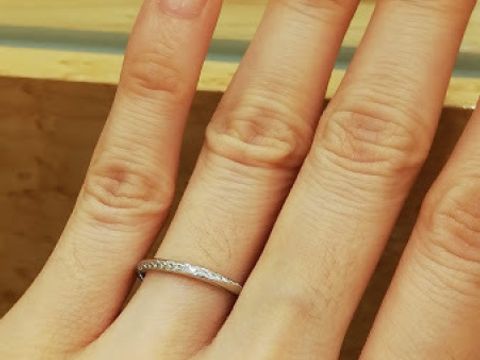 【Mariage ent(マリアージュエント)の口コミ】 左下から右上へ、斜めにダイヤが並んでいるデザイン。見る角度によって表…