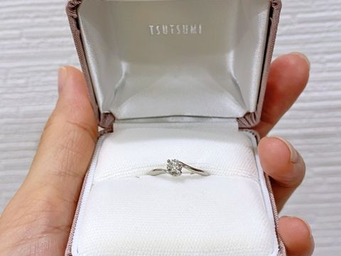 【ジュエリーツツミ(JEWELRY TSUTSUMI)の口コミ】 せっかくなら指が長く綺麗に見えるように、真っ直ぐではなく曲線をえがい…