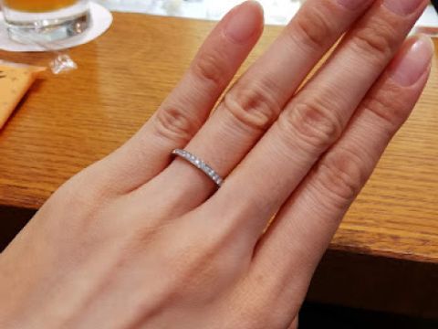 【アネリディギンザ(ANELLI DI GINZA)の口コミ】 ダイヤモンドが並んだストレート・ラインのハーフエタニティ。どのお店に…