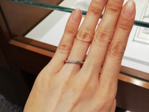 【銀座ダイヤモンドシライシの口コミ】 左上から右下へ、斜めにダイヤが並んでいるデザインで、「ブーケ」という…