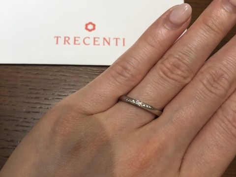 【TRECENTI(トレセンテ)の口コミ】 ダイヤが斜めについたデザインで華やかな上にすっきりとして見えました。…