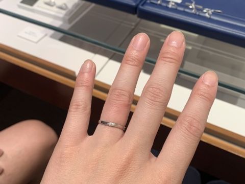 【銀座ダイヤモンドシライシの口コミ】 シンプルなデザインの中にも、小さなダイヤモンドの輝きが素敵です。また…