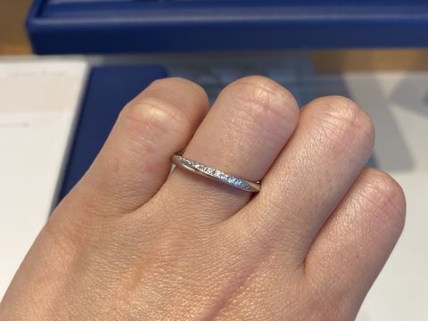 【銀座ダイヤモンドシライシの口コミ】 ブーケという名に相応しい華やかさとウェーブの美しいデザインがとても素…