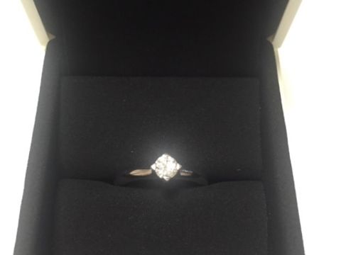 【FOREVERMARK(フォーエバーマーク)の口コミ】 デビアス社の製品なので、ダイヤの品質は間違いないし、信用のおける絶対…