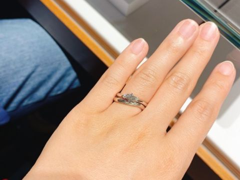 【銀座ダイヤモンドシライシの口コミ】 セットリングはほんとにピッタリするように作られていました。デザインは…
