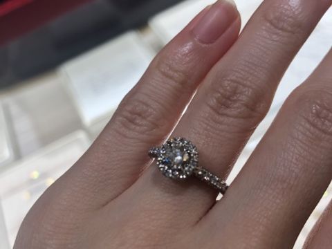 【カルティエ(Cartier)の口コミ】 中心のダイヤモンドの周りを小さいダイヤモンドが取り囲むデザインで、か…