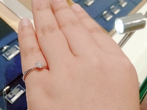 【ROYAL ASSCHER(ロイヤル・アッシャー)の口コミ】 常に歴史を刻み続けている、ロイヤルアッシャーの婚約指輪です。女性なら…