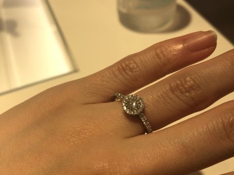 【GALA JEWELRY(ガラジュエリー)の口コミ】 このデザインは中心ダイヤの周りをさらに取り囲んでいるので、小さいカラ…