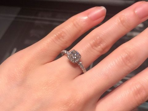 【エクセルコダイヤモンド(EXELCO DIAMOND)の口コミ】 元々は丸い取り巻きのデザインで探していましたがエクセルコさんにはなく…