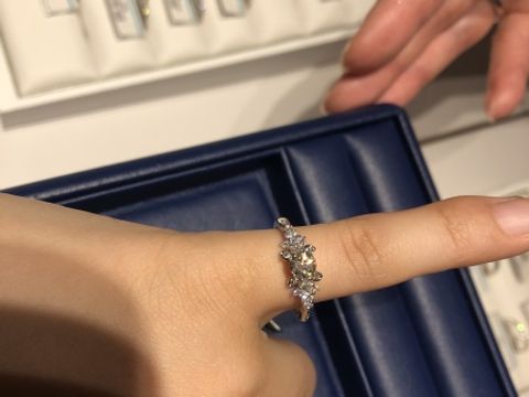 【銀座ダイヤモンドシライシの口コミ】 花のデザインの指輪です。
ザ婚約指輪という感じが少なく、普段使いできま…