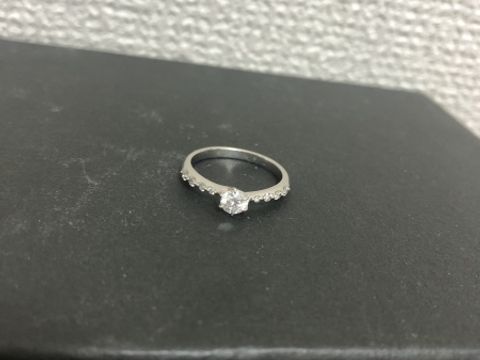 【STAR JEWELRY(スタージュエリー)の口コミ】 一生に一度の婚約指輪ということでやはりダイヤの存在感があるものがいい…
