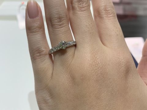 【MIKIMOTO(ミキモト)の口コミ】 丸みを帯びたデザインで、サイドに3石ずつメレダイヤが付いています。他の…