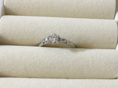 【銀座ダイヤモンドシライシの口コミ】 結婚指輪との相性で決めました。
シンプルかつサイドにもふたつダイヤがあ…