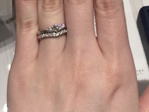 【銀座ダイヤモンドシライシの口コミ】 ダイヤモンドがたくさんでかわいいです。
ダイヤがたくさんある割に他のお…