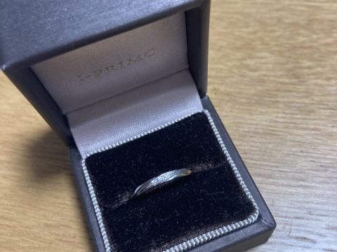 【アイプリモ(I-PRIMO)の口コミ】 婚約指輪が左右対称で直線的なイメージだったので、曲線のデザインが入っ…