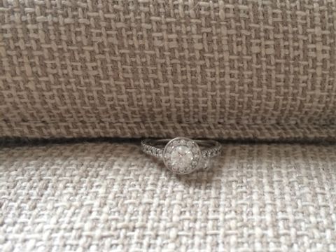 【4℃ BRIDAL(ヨンドシーブライダル)の口コミ】 【デザイン】
今後ラグジュアリー感のあるリングを買う機会などないだろう…