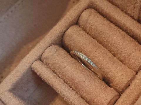 【TRECENTI(トレセンテ)の口コミ】 指輪探しで重視したのは付け心地の良さです。主人がアクセサリーをつけな…