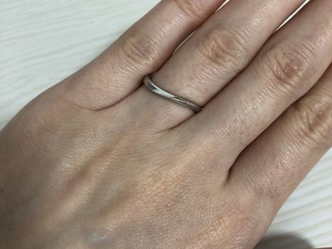 【Foulason(フレゾン)の口コミ】 結婚指輪ということで、この先何年もつけるので飽きのこないシンプルなも…