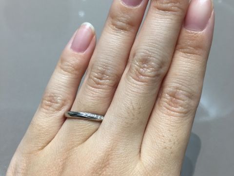 【4℃ BRIDAL(ヨンドシーブライダル)の口コミ】 「夜明け」という結婚指輪です。中央のあたりからダイヤが斜めに入ってお…