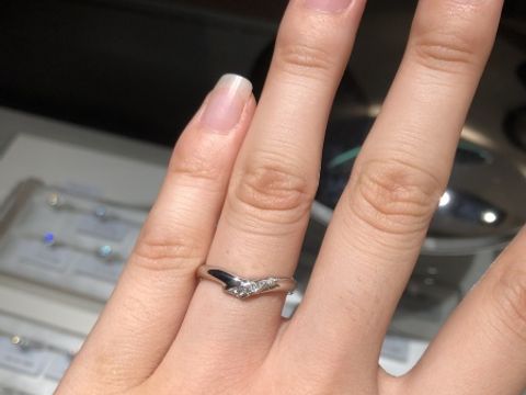【アイプリモ(I-PRIMO)の口コミ】 プラチナです。Vラインなのでとても綺麗に指が見えます。そして、長く見え…