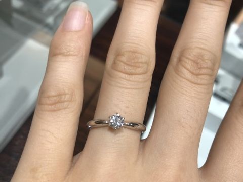 【NINA RICCI(ニナリッチ)の口コミ】 指輪のおすすめポイントは、ザ婚約指輪の形の六角形の一粒ダイヤです！シ…