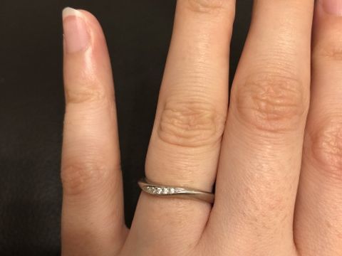 【et toi(エトワ)の口コミ】 何十種類もの指輪を付けて比較して決めました。
形がお気に入りで、指が長…