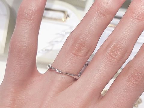 【BIJOUPIKO(ビジュピコ)の口コミ】 結婚指輪の中でもかなり細いラインの指輪じゃないかと思います。とても指…