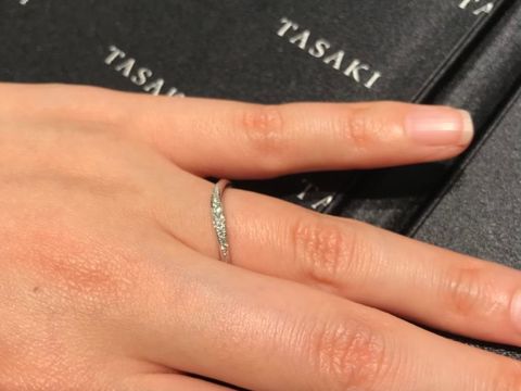 【TASAKI(タサキ)の口コミ】 素材は両方ともプラチナです。
シンプルな指輪も見せていただきましたが、…